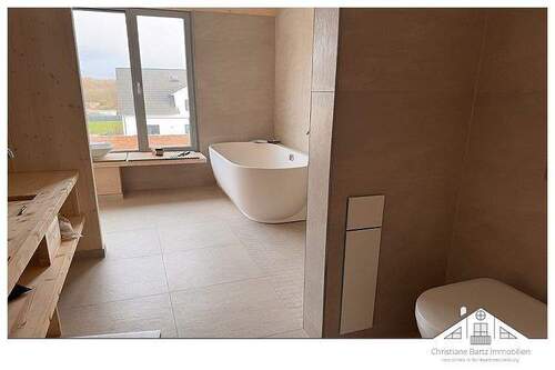 geräumiges Vollbad - 