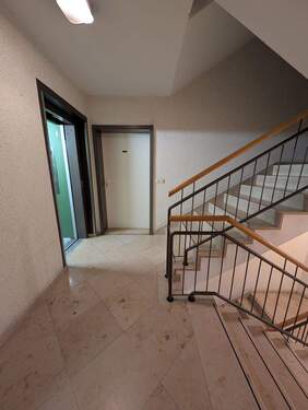 Hausflur mit Lift vor der Wohnung - 