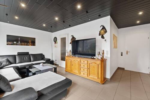 Wohnzimmer 2 - 3 Zimmer Etagenwohnung zum Kaufen in Düsseldorf