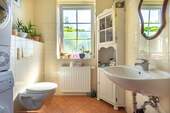 Gäste-WC mit Waschmaschinenstellplatz - 