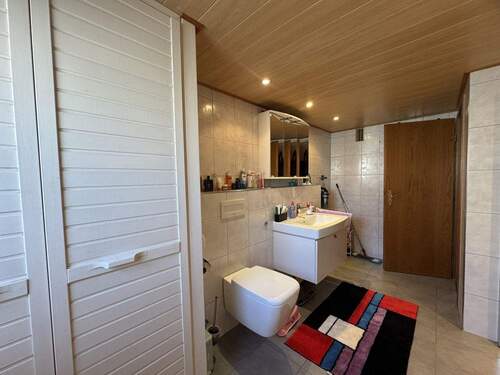 mit Badewanne und Dusche - 