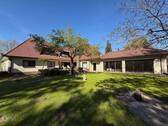 Hausansicht - *** Gepflegtes Dreifamilienhaus mit Schwimmbad, Sauna und großzügigem Grundstück ***