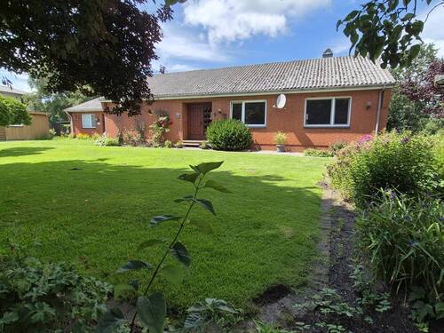 Bild 1 - Wohnen auf einer Ebene: Einfamilienhaus mit Doppelcarport in Friedrichsholm zur Miete