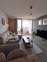 Wohnzimmer mit Loggia - 2 Zimmer Etagenwohnung zum Kaufen in München