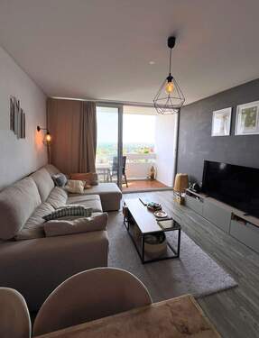 Wohnzimmer mit Loggia - 2 Zimmer Etagenwohnung zum Kaufen in München