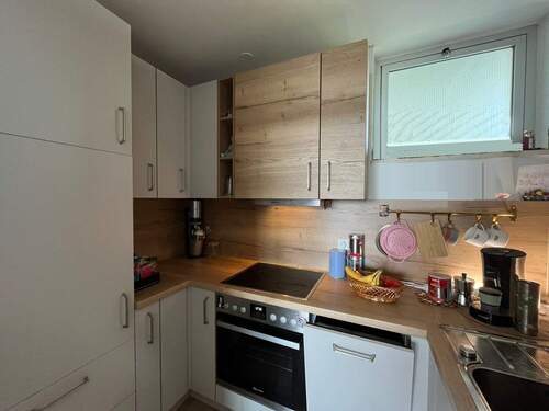 Küche mit Einbauküche und Fenster - Etagenwohnung mit 52,90 m² in München zum Kaufen