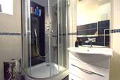 Badezimmer, Dusche, Waschtisch - 