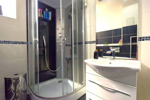 Badezimmer, Dusche, Waschtisch - 