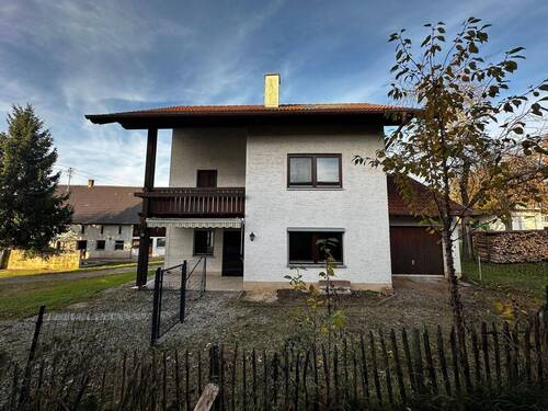 Hausansicht - Charmantes Haus mit Potenzial in Boos: Balkon, Terrasse und kleinem Garten in schöner Umgebung!