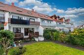 Hausansicht Garten - Großes, direkt beziehbares Reihenhaus mit 7 Zimmern, 3 Tageslichtbädern, Balkon, Terrasse & Garten