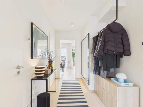 Stilvoller Flur mit offenem Blick in den Wohnbereich - Etagenwohnung mit 88,00 m&sup2; in München zum Kaufen