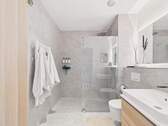 Elegantes Badezimmer mit Walk-In-Dusche - 