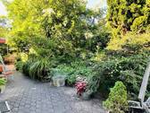 terrassierte Gartenfläche & viel Grün... die Terrasse auf der Hausnordseite - 