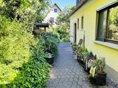 begrünte Wegfläche auf der Nordseite - 