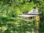 Blick vom Garten zum Haus mit Pergola - 
