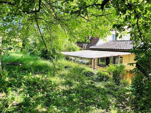 Blick vom Garten zum Haus mit Pergola - 