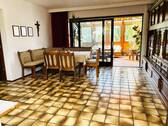 großes Wohnzimmer mit Zugang zum Wintergarten - 