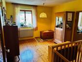 Zimmer im Erdgeschoss mit Treppe zum Untergeschoss - 