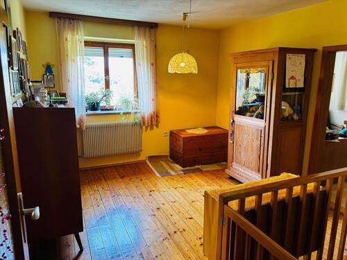 Zimmer im Erdgeschoss mit Treppe zum Untergeschoss - 