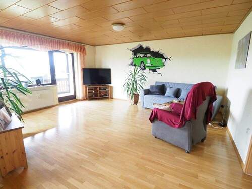 Wohnzimmer mit Zugang zum Balkon - 