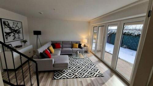 Wohnzimmer (1) - (KI generiert) - Helle 2-Zimmer Wohnung mit Sonnenterrasse! Selbst einziehen oder vermieten, beides möglich!