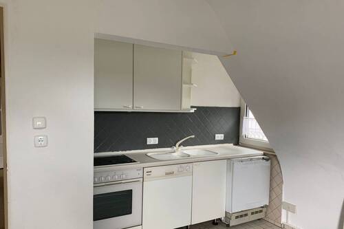 Küche mit anschließendem Esszimmer im Dachgeschoss - 