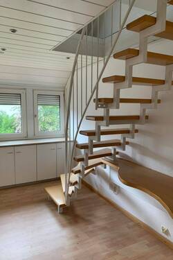 Büro mit Zugang zum Spitzboden - 