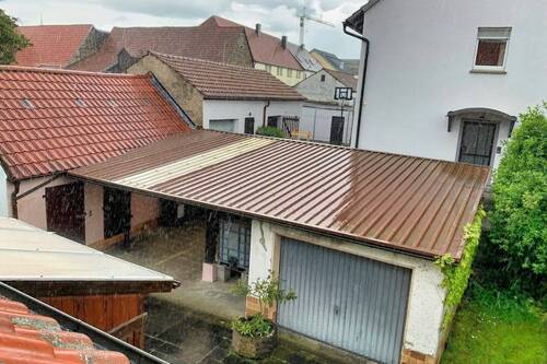 Blick auf Garage und Nebengebäude - 