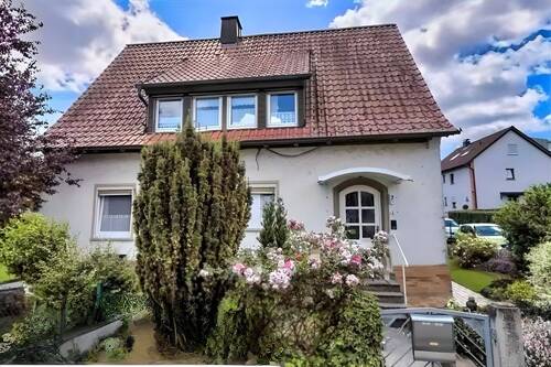 Straßenansicht - Zweifamilienhaus in Geldersheim mit Nebengebäuden