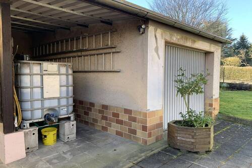 Garage und Nebengebäude - 