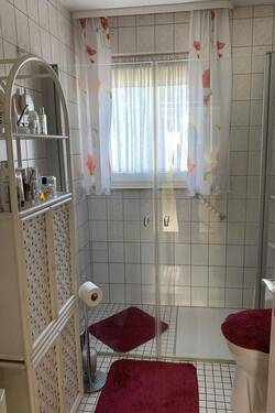 renoviertes Badezimmer mit bodentiefer Dusche - 