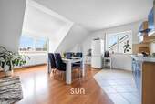 DACHGESCHOSS: HELLES WOHN- UND ESSZIMMER - 
