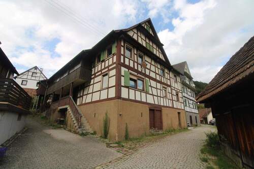 Vorderseite - Denkmalgeschütztes 2-FH mit Garten, 1 Nebengebäude, 2 Nachbargrundstücke
