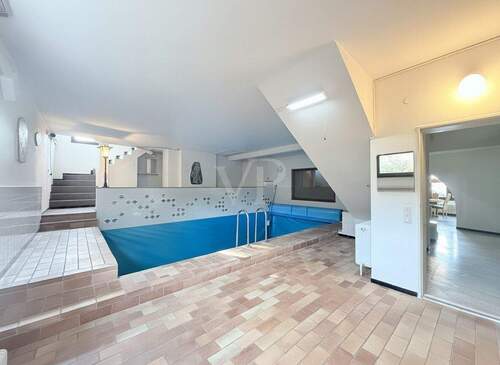 Schwimmhalle mit Ausgang Terrasse - 