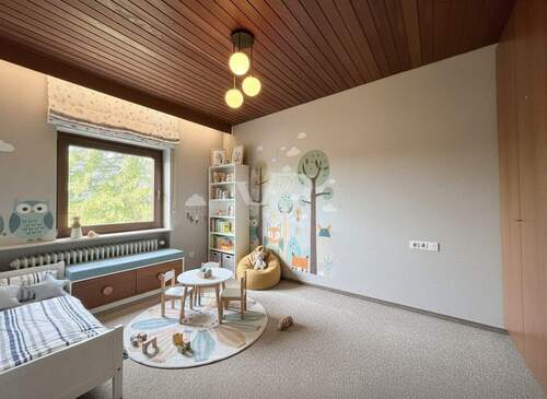 Zimmer OG mit KI möbliert - 