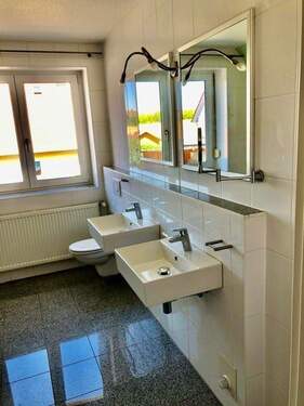 Badezimmer mit Dusche und Badewanne - 