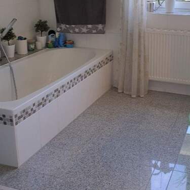 Bad mit Wanne und Dusche - 