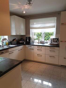 Küche mit Vorratskammer - 