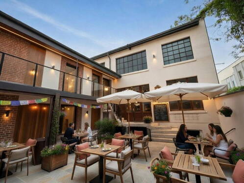 Mit KI bearbeitet - Hinterhof am Hofgarten mit Potenzial zur Erweiterung