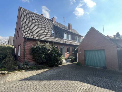 Bild 1 - Viel Wohnfläche mit großem Grundstück - Einfamilienhaus in Neuenkirchen Nahe des Offlumer Sees