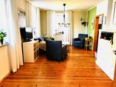 helles Wohnzimmer mit stilvollem Holzboden (EG) - 
