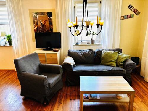 helles Wohnzimmer mit stilvollem Holzboden (EG) - 