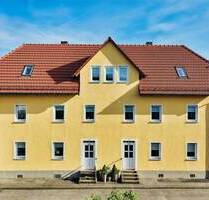 *SCHMUCKSTÜCK AM MAIN* Charmantes, vielseitig nutzbares Haus mit zwei Wohnungen, Doppelgarage und hübschem Garten, Wfl. 250m² - Eltmann