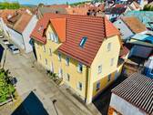 Nordwestansicht des Doppelhauses mit Straße - Einfamilienhaus mit 250,00 m&sup2; in Eltmann zum Kaufen