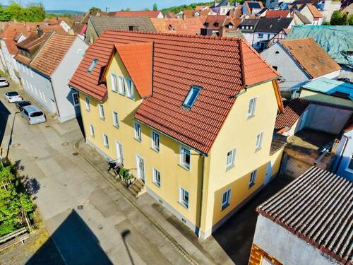 Nordwestansicht des Doppelhauses mit Straße - Einfamilienhaus mit 250,00 m&sup2; in Eltmann zum Kaufen
