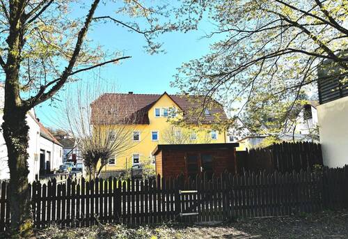 Ansicht des Hauses mit Gartengrundstück im Vordergrund - 