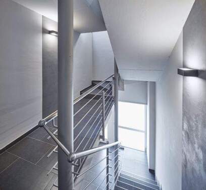 MODERNES TREPPENHAUS MIT AUFZUG (1000kg) - 