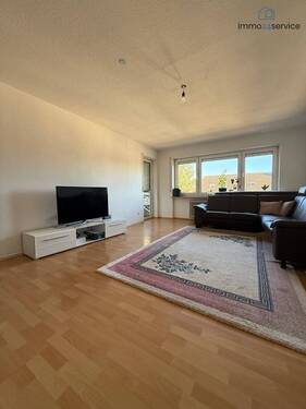 Wohnzimmer - 4 Zimmer Etagenwohnung zum Kaufen in Singen