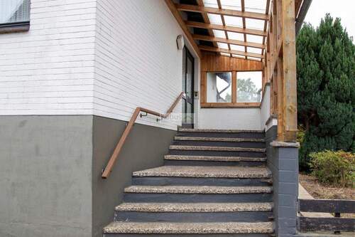 Überdachte Eingangstreppe - 8 Zimmer Einfamilienhaus zum Kaufen in Oetzen