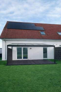 Terrassenüberdachung - Stilvoll saniert & sofort bezugsfrei - Doppelhaushälfte mit großem Garten in ruhiger Lage